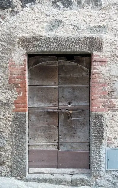 Imagen de una puerta con un dintel de madera