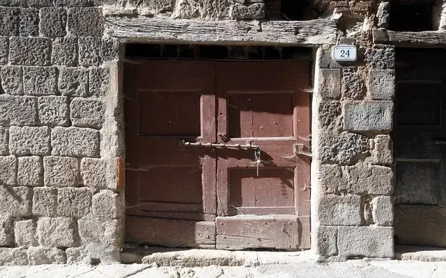 Imagen de una puerta con dintel de madera