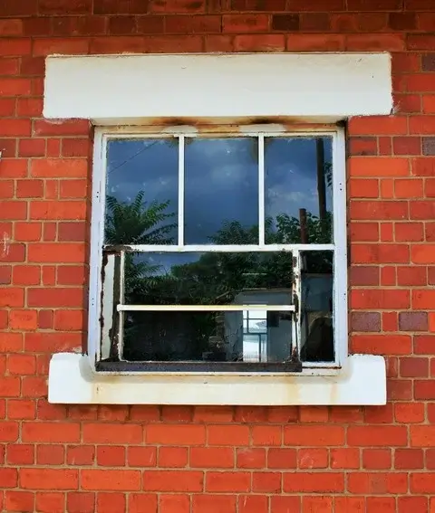 Imagen de una ventana con un dintel pintado de color blanco