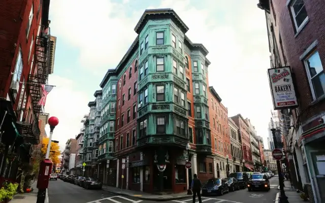 Imagen de un edificio que está en una esquina