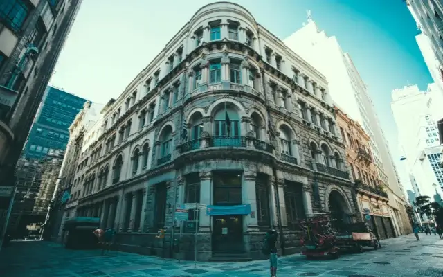 Imagen de un edificio hecho en una esquina