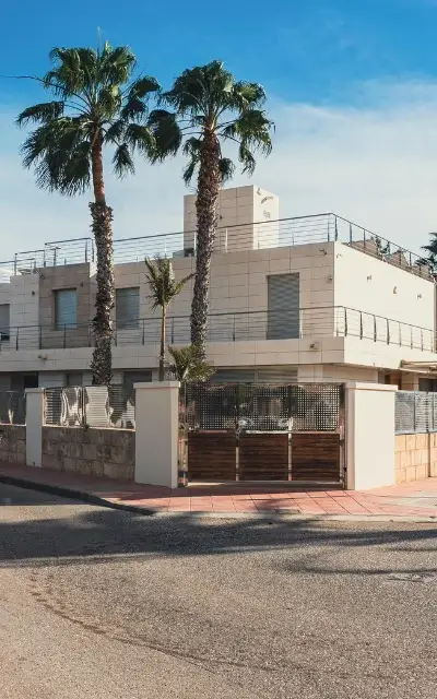 Imagen de un edificio cuyo terreno está en esquina
