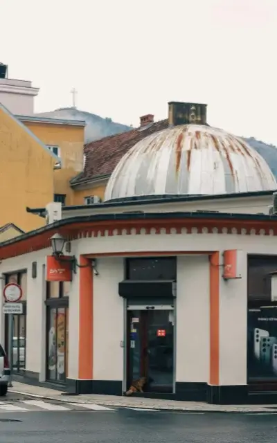 Imagen de un edificio que está en una esquina