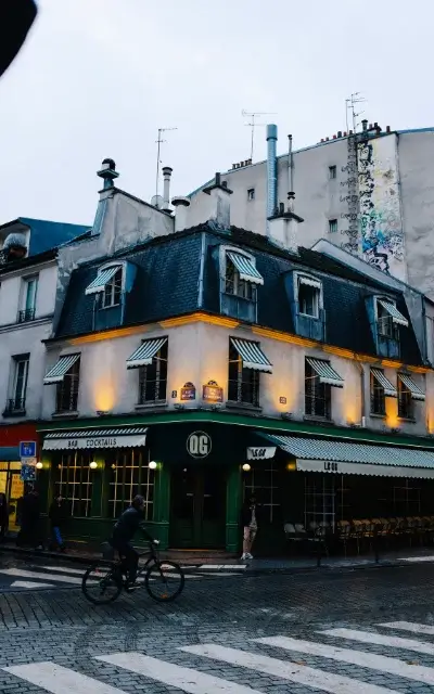 Imagen de un edificio construido en esquina