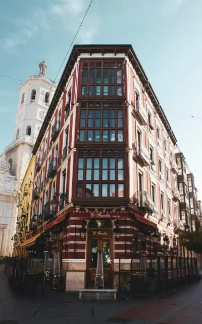 Imagen de un edificio hecho en una esquina