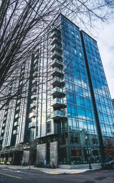 Imagen de un edificio que se encuentra en esquina