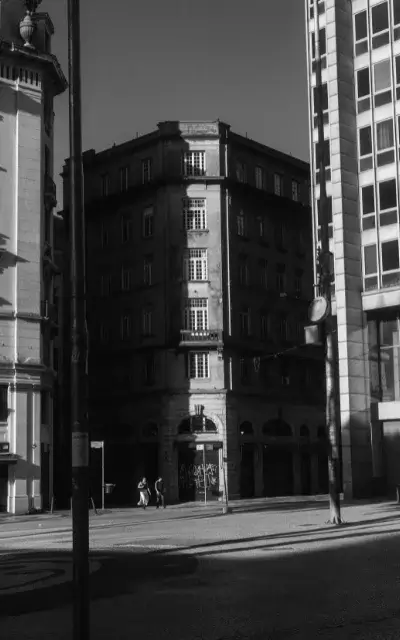 Imagen de un edificio en esquina