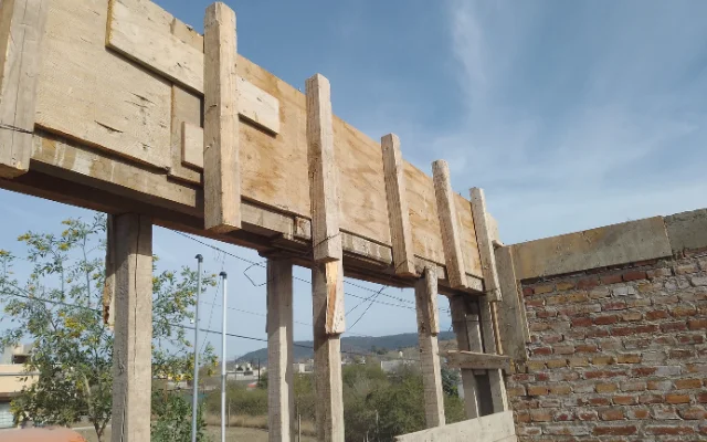 Imagen de puntales de madera sosteniendo el encofrado de una viga