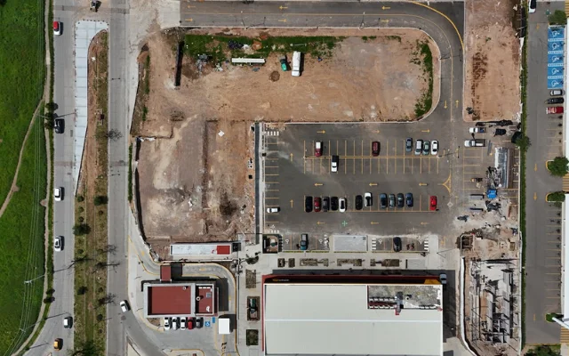 Imagen de un lote al lado de un local comercial