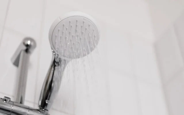 Imagen de grifería de ducha de un baño